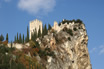 Castello Su Una Scogliera Al Lago Di Garda