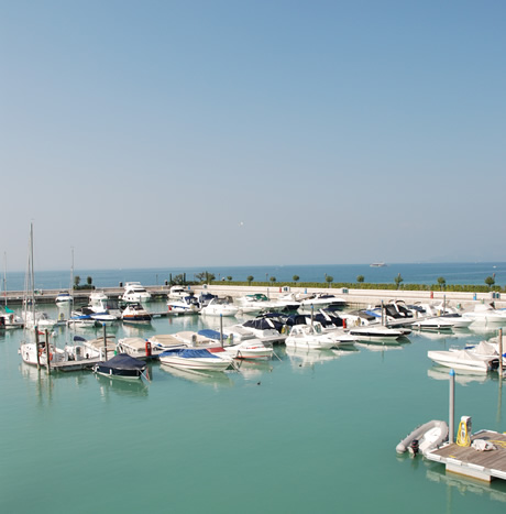 Hafen mit Wasserfahrzeuge, Lago di Garda