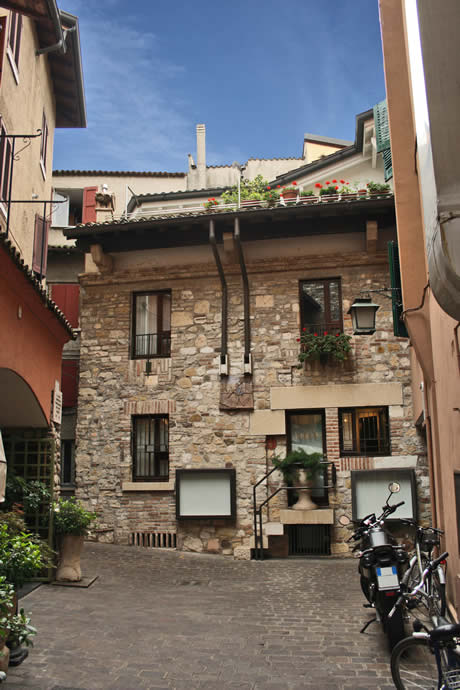 Traditional Italian house Sirmione lake Garda photo