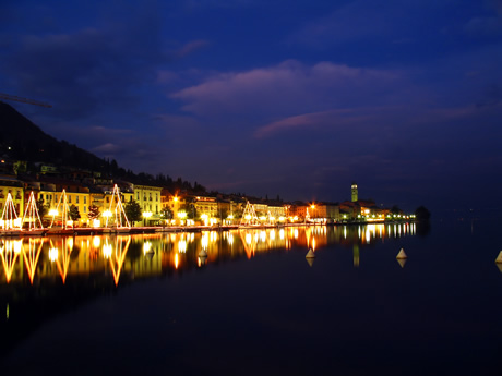 Città di Salò di notte e il Lago di Garda foto