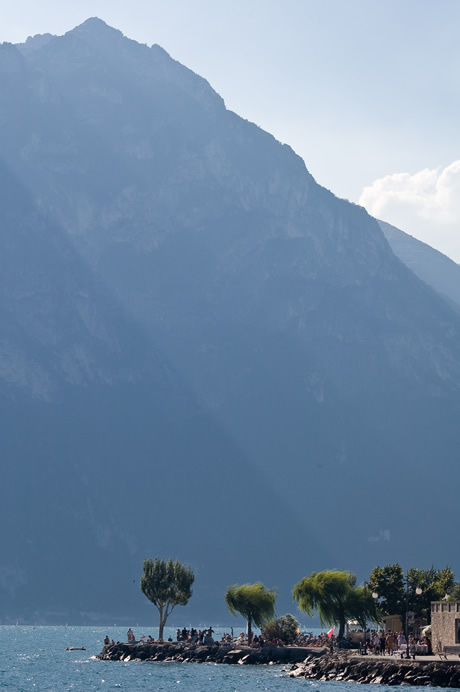 Montagne vicino a Torbole Lago di Garda foto