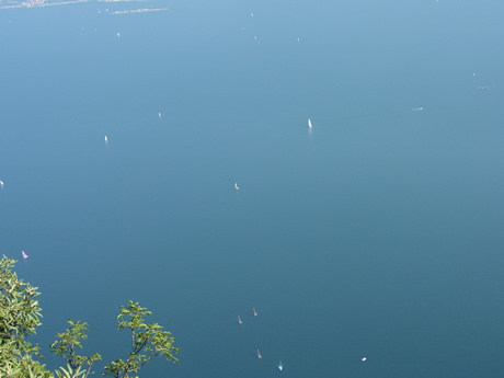 Ambarcatiuni cu panze lacul Garda foto